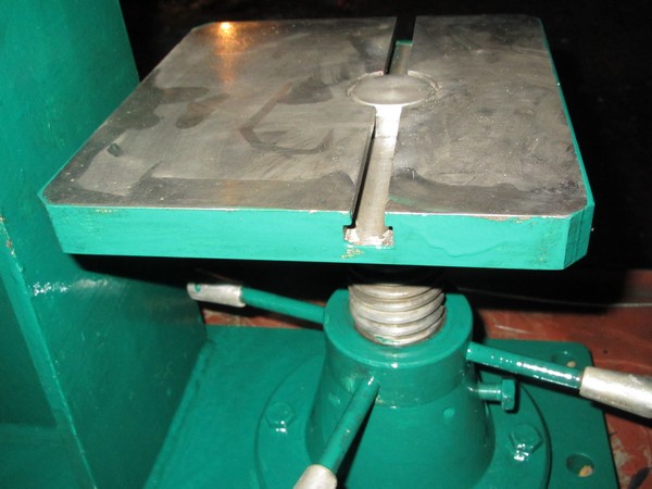 пресс настольный пневматический , предназначен для операций холодной штамповки: вырубки, пробивки, гибки, неглубокой вытяжки , опрессовки зажимов , скоб и наконечников на проводах , таблетпресс , таблетирование ,  Габаритный размер 730х530х230 мм